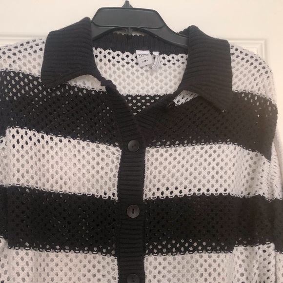 Black and white openwork cropped sweater with buttons and collar, size M - Picture 3 of 6